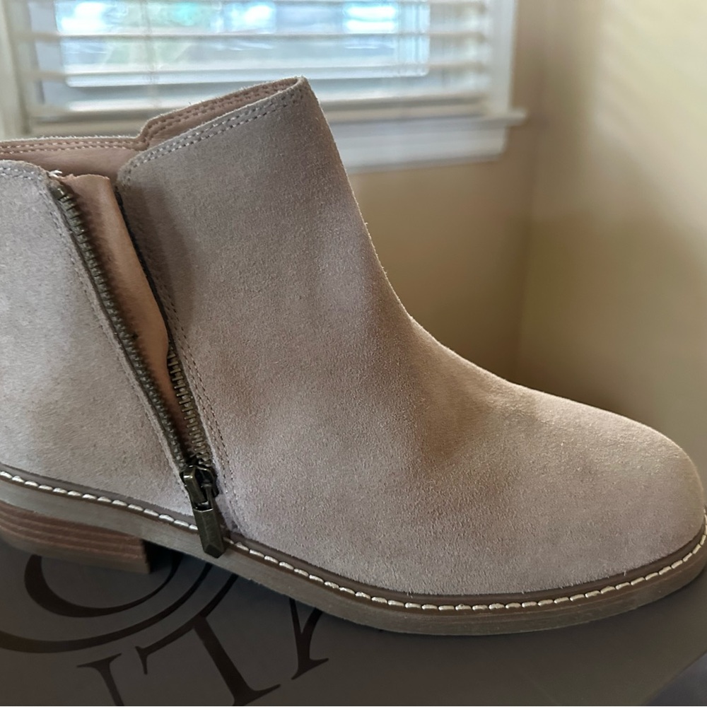 Brand new Crown  Vintage Tan Suede Ankle Boots
